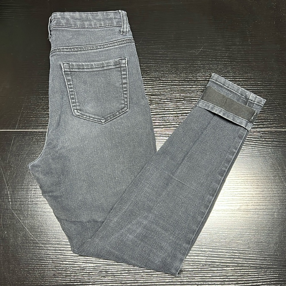 Forever 21 Black Jeans With Holes at Knee‎